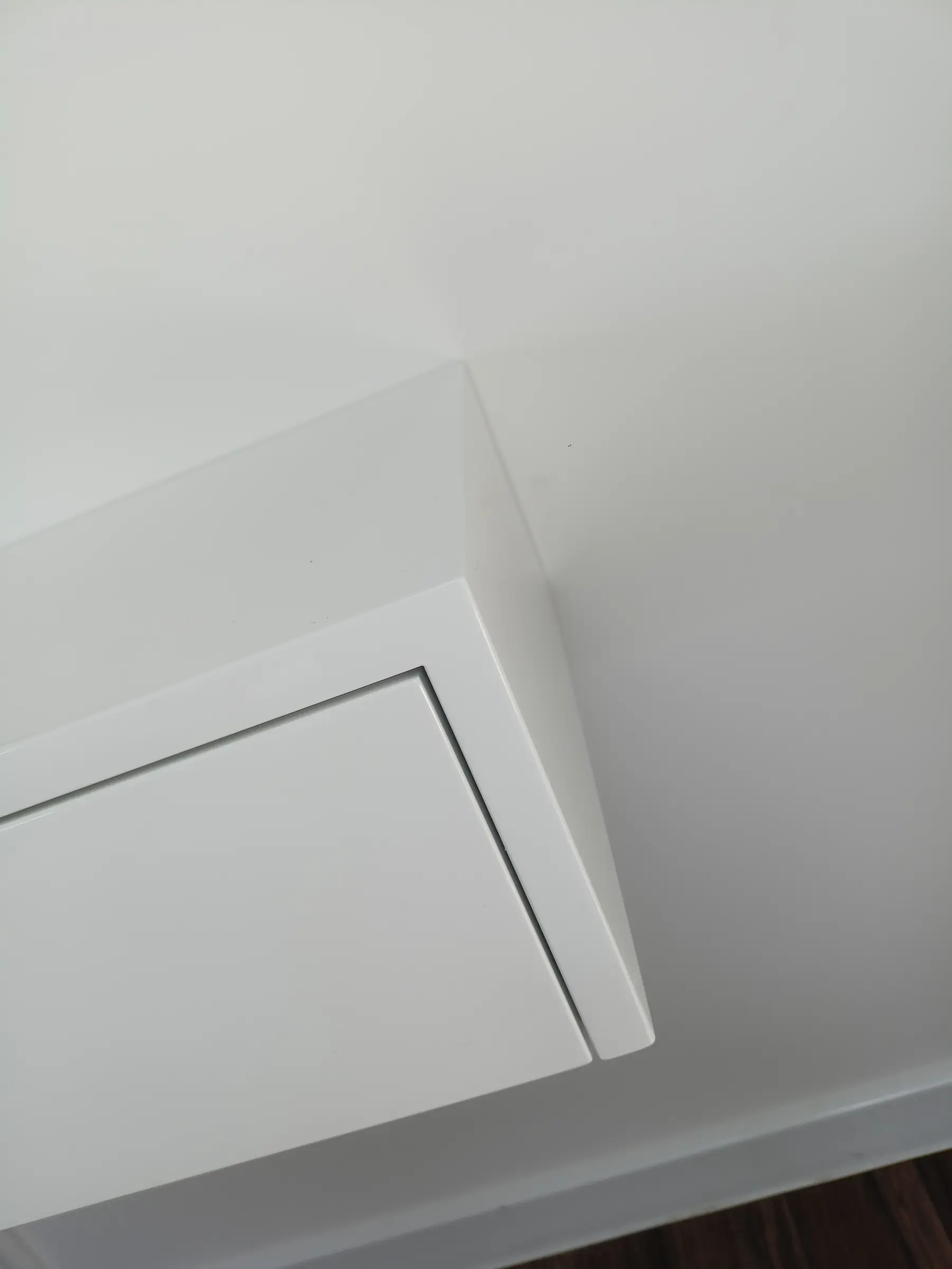 Wnęka z toaletką pod skosem — detal sufitu