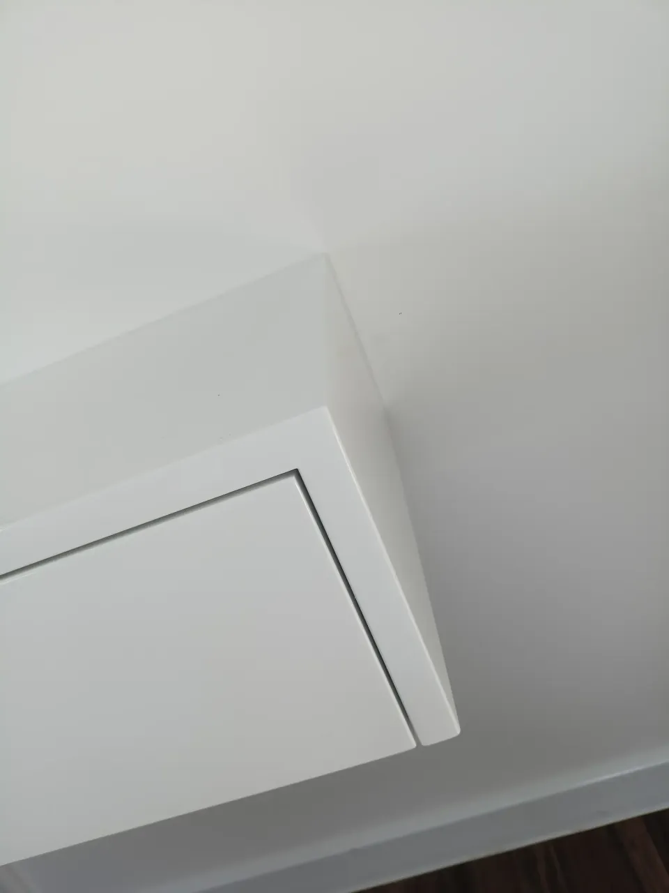 Wnęka z toaletką pod skosem — detal sufitu