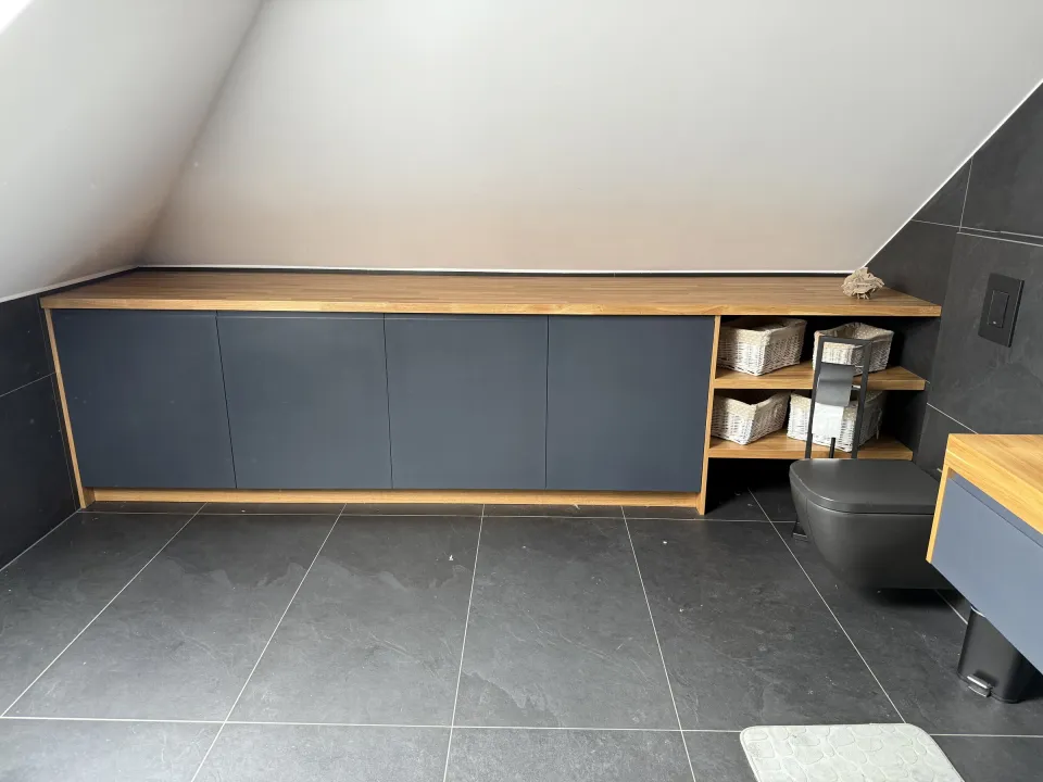 Łazienka na poddaszu — otwarte półki i WC