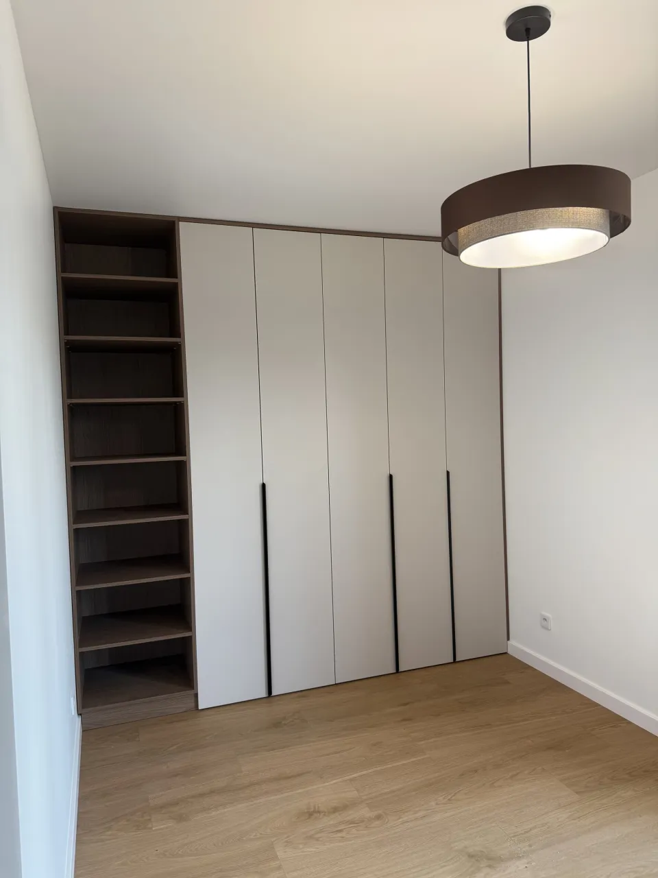 Garderoba — fronty w kolorze beżowym, listwy czarne